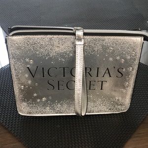VICTORIAS SECRET BAG. never used w a zippered top. On front V S is n black